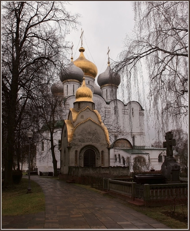 Сквер у новодевичьего монастыря фото